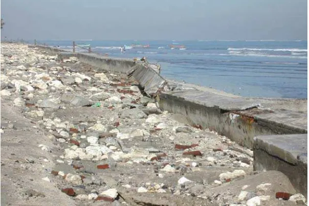 Gambar 4.4. Konstruksi Seawall Hotel Kartika Plaza hancur diterjang ombak (Sumber :  Pratista, diambil tahun 2003) 