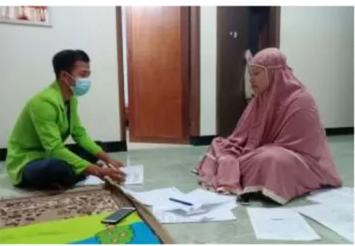 Gambar 11. Dokumentasi wawancara peneliti dengan salah satu Guru  asrama Ibu Tutik di kesdiaman beliau 