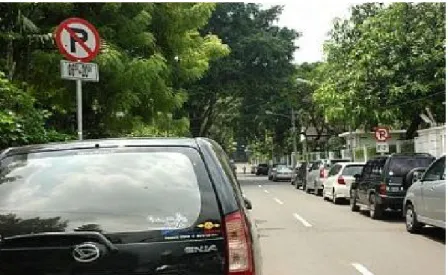 Gambar 1.2 Kondisi Jalan yang Dipenuhi Parkir Ilegal di Jakarta  Sumber: Foto Penulis 