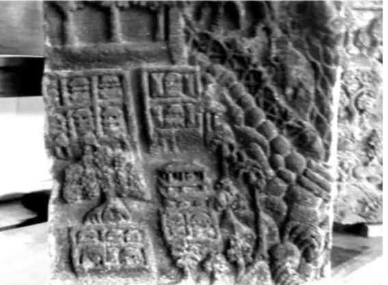 Gambar  8.  Relief  dari  reruntuhan  candi  peninggal  Kerajaan  Majapahit  di  Museum  Trowulan,  yang  menunjukkan tatanan permukiman di masa kuno  Analisa  kemudian  dilanjutkan  dengan  menerapkan  teks  yang  terdapat  pada  kakawin  Negara Kertagama