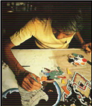 Gambar III.1 Aktivitas melukis di atas kaca  (sumber : Cirebon, Times Edition,1995) 