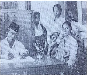 Gambar 1. Pencatatan kemampuan dan keahlian para perempuan oleh petugas Jawatan Penem-patan Kerja Propinsi Sulawesi (Sumber Profil Propinsi Sumatera Selatan terbitan Ke-menterian Penerangan 1953) 