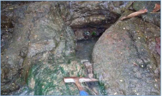 Gambar 4.4 Spektra dari mineral ubahan montmorilonit (kiri) dan Illite (kanan) pada batuan breksi di Leuwilutung. 
