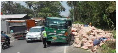 Gambar 2. Dampak Kelebihan Muatan Sumber: indotrucker.blogspot.com 