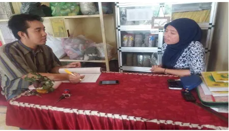 Gambar 1. Wawancara dengan Bapak Drs. Efendi, M.Si, selaku pengelola Bank Sampah Mutiara 