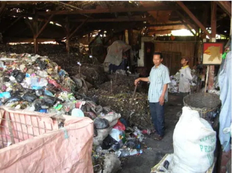 Gambar 10. Tempat pengambilan sampel kompos sampah kota. Akitifitas tukang sampah di  Tempat Pembuangan Sementara (TPS) RW 11 Cibangkong, Bandung, Jawa Barat