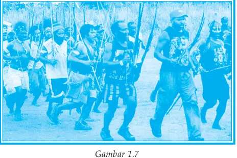 Gambar 1.7Pasukan perang suku Damal berlari masuk ke lapangan 