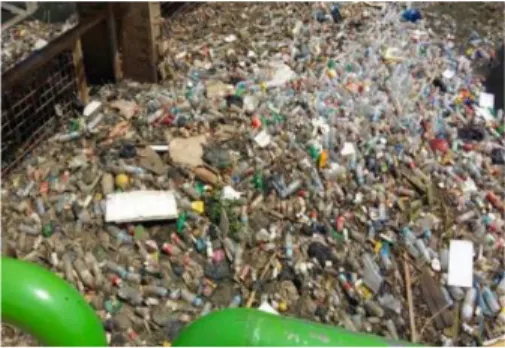 Gambar 1. Sampah plastik dan sampah lainnya yang  menghalangi pintu saluran. Sumber : Hasil Dokumentasi 