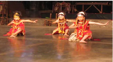 Gambar 1.7. Tari Topeng  (kharistya.wordpress.com, 2008) 