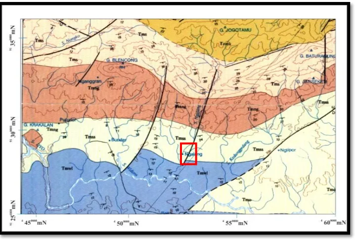 Gambar 3. Struktur geologi daerah penelitian (kotak merah), dalam Peta Geologi Regional lembar   Surakarta-Giritontro (Surono,dkk.1992).