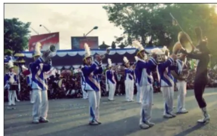 Gambar 2.4 Corps style Marching Band / small drum corps  Sumber : trendmarching.co.id, diakses 29 September 2015 