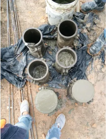 Gambar 4.6 Pengisian beton uji ke cetakan silinder 