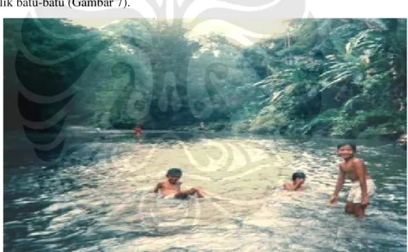 Gambar  7.  Sungai  dengan  kondisi  alam  yang  masih  baik  memungkinkan  anak-anak untuk bermain dan mencari ikan di sungai tahun 1983 (FMCU) 