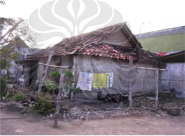 Gambar  9.  Rumah  berdinding  bambu  sebagai  citra  kekumuhan  dan  kemiskinan  tahun  2003 (Dokumentasi FMCU) 
