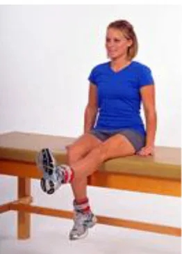 Gambar 2.10 Contoh Metode Isotonic Exercise Menggunakan Foot Binding/Ankle  Cuffweight Pada Otot Quadriceps (LeFavi, 2015) 