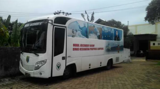 Gambar 3 : Rumah Sakit Keliling (Mobile Clinic) Dinas Kesehatan Provinsi Lampung (Mobil Revovery : pemulihan pasien)