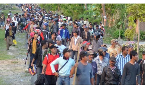 Gambar 1 Ribuan Orang Usai Menyerang Desa Balinuraga, Lampung Selatan. 