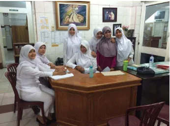 Gambar 9 Peneliti bersama dengan para perawat RSIA Badrul Aini 