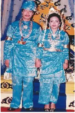 Gambar 1: Pakaian Pengantin Melayu Sumatera Timur  Menggunakan Bahan Songket Batubara 