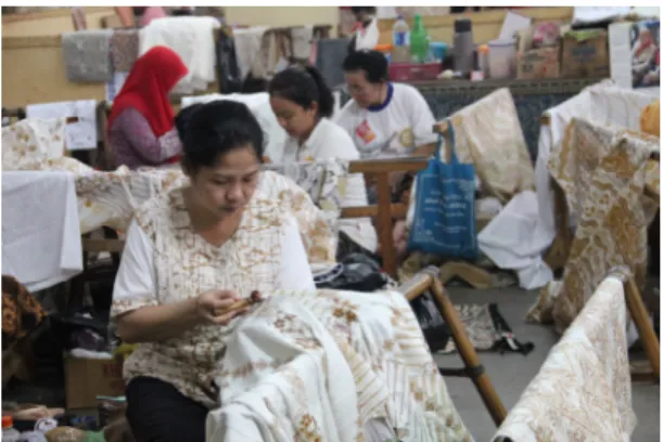 Gambar 2.3 Seorang pembatik di workshop Batik Danar Hadi 