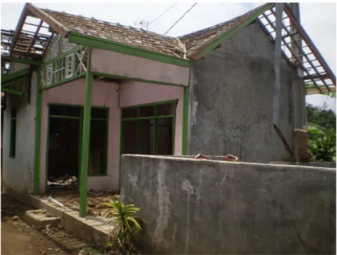 Gambar 10 Keadaan Rumah Penduduk di Kampung Parabon Pasca Gempa Bumi 