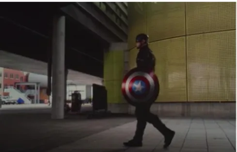 Gambar 3.9 Terlihat Captain America Berjalan dengan gagah dengan  membawa perisai 