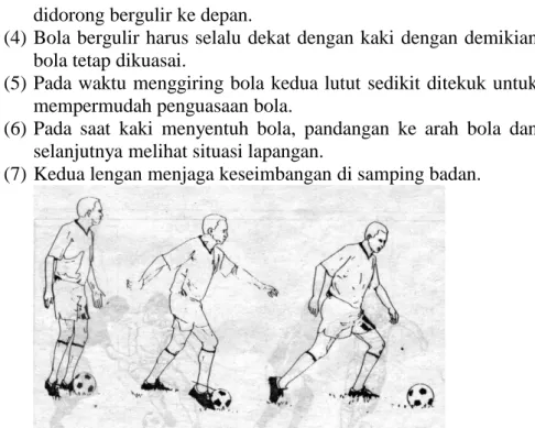 Gambar 11. Menggiring bola dengan kaki bagian dalam  b)  Menggiring bola dengan kaki bagian luar