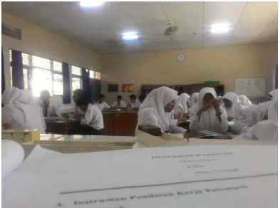 Gambar 4. Siswa kelas X MIA 1 sedang mengerjakan ulangan harian yang diawasi mahasiswa PPL UNY Sewon mata pelajaran fisika 