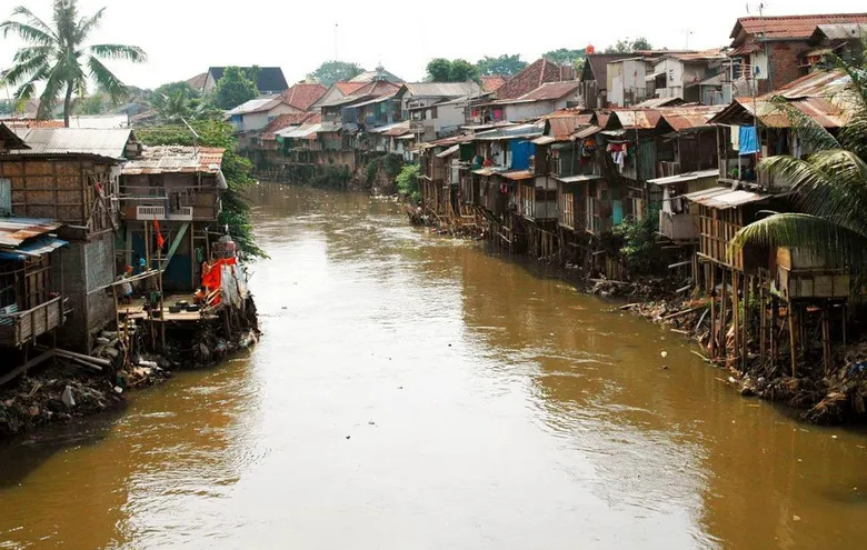 Gambar 1.2: Sungai yang tercemar di Kota Jakarta 