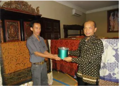 Gambar L.8. Penyerahan kompor batik dari ketua tim IbPE kepada bapak Indar   (HRD PT Mahakarya Putra Indonesia)