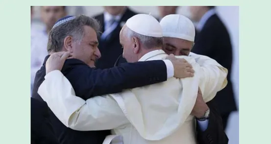 Gambar 1.3. Paus Fransiskus bersama rabi Yahudi dan Imam besar Al Azhar. 