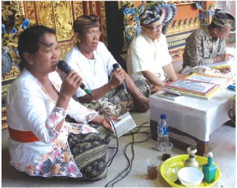 Foto 1.   Kegiatan  menembangkan  sastra  tradisional  Bali  seperti  geguritan,  kidung, dan kakawin yang kian berkembang di masyarakat (Foto Darma  Putra).
