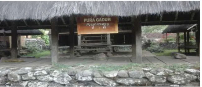 Foto  di  atas  adalah  diambil  di  Desa  Tenganan  Pegringsingan.  Dalam  ranah  tradisional  seharusnya  huruf  Balinya  di  atas  dan  huruf  Latinnya  di  bawahnya