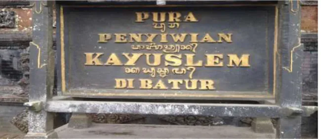 Foto  papan  nama  di  atas  menunjukkan  adanya  kesalahan  dalam  menuliskan  singkatan  huruf  Bali  (lpm)