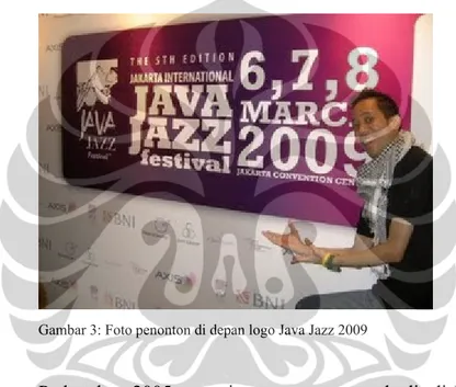 Gambar 3: Foto penonton di depan logo Java Jazz 2009 