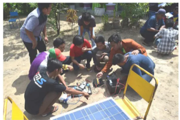 Gambar 3. Dokumentasi pelatihan pembangkit listrik  tenaga matahari, diikuti generasi muda  desa curah  Cottok,  