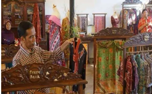 Gambar 3 Kunjungan Jokowi di Toko Pesona Batik, Trusmi, Cirebon  