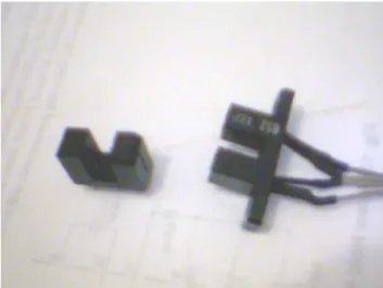 Gambar 2.6 Dua buah slotted optocoupler. 