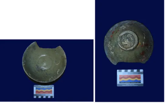 Figur  9  &amp;  10.  Memperlihatkan  kualitas  dan  kondisi  dari  temuan  keramik  yang  diangkat  ke  permukaan dari Situs Bonto Sikuyu (Sumber: Shinatria Adhityatama)
