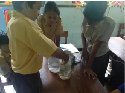 Gambar 5: siswa sedang melakukan percobaan akibat pencemaran  air. 
