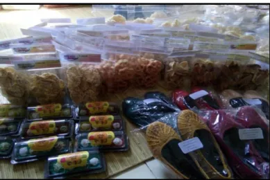 Gambar 9. Beberapa produk yang dipamerkan, termasuk kue mochi isi aneka selai buah, dalam   Pulpis Expo di Kabupaten Pulang Pisau, Provinsi Kalimantan Tengah