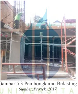 Gambar 5.3 Pembongkaran Bekisting  Sumber:Proyek, 2017 