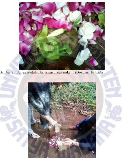 Gambar 7 : Bunga setelah ditaburkan diatas makam. (Dokumen Pribadi) 