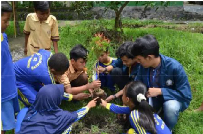 Gambar 2 : Games dan penanaman pohon bersama siswa kelas 5 dan 6 SD Negeri Tinjomoyo 2 Semarang
