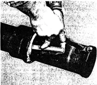 Gambar  15.2. g Cara memakai bagian tepi dalam sambungan pipa air  kotoran 