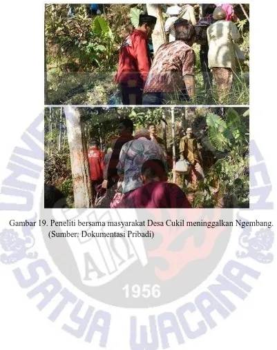 Gambar 19. Peneliti bersama masyarakat Desa Cukil meninggalkan Ngembang. (Sumber: Dokumentasi Pribadi) 