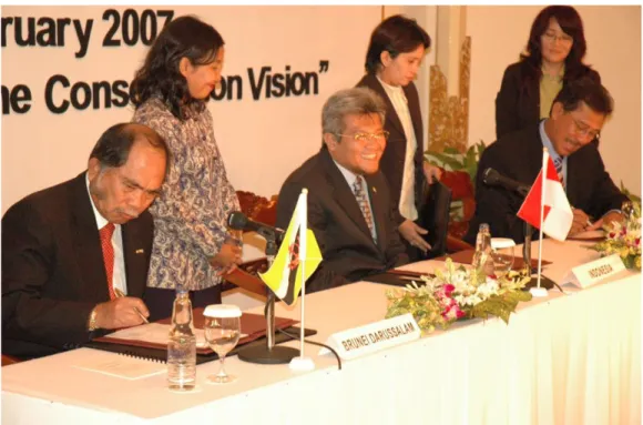 Gambar 2: Penandatanganan Naskah Deklarasi Heart of Borneo oleh Menteri Industri dan Sumber Daya Primer Brunei  Darussalam, Pehin Dato Dr