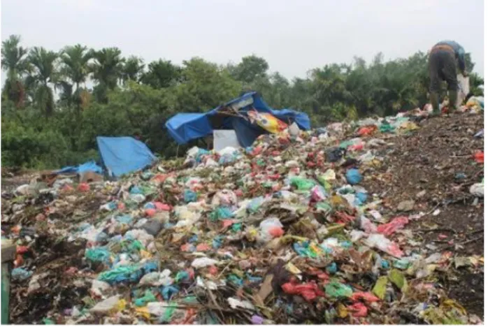 Gambar 3.3. Pengumpulan Sampah Plastic Polistirena (Steroform) Dan Limbah Kayu Serbuk  Gergajian Sebagai Bahan Baku Papan Partikel