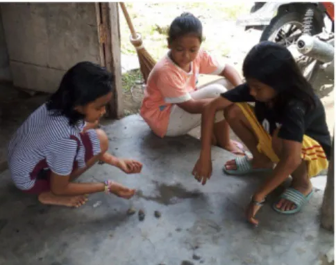 Gambar 1. Anak-anak bermain Batu Serimbang