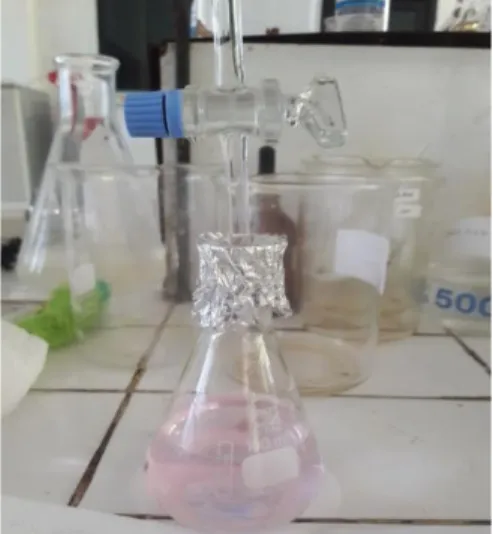Gambar  3.  Proses  destilasi  sampel  menggunakan  seperangkat  alat destilasi Kjeldahl  Pada  tahap  titrasi,  apabila  penampung  destilat  menggunakan  asam  klorida,  maka  sisa  asam  klorida  yang  tidak  bereaksi  dengan  ammonia  dititrasi  dengan